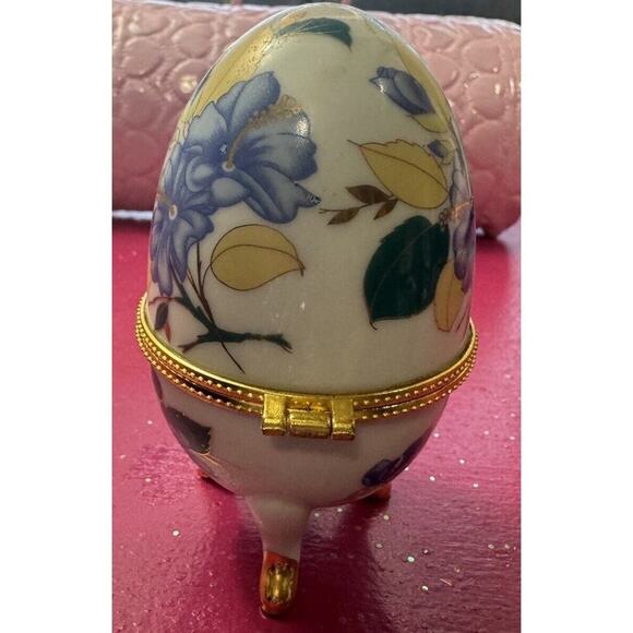 TRINKET BOX White Porcelain Egg Shaped Footed Gold Design w/ Baby Blue Center‎ - Picture 2 of 5